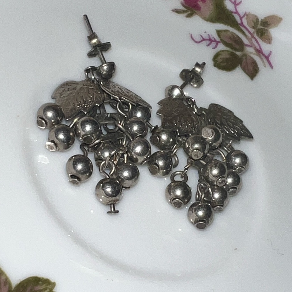 Vintage Chic Silver tone‎ grape 🍇 earring